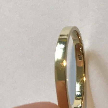 Drei goldene Ringe mit je fünf Steinen