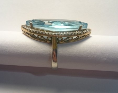 Ring mit großem blauen Stein
