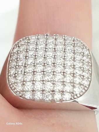 Was ist der Unterschied zwischen einem gegossenem Schmuckstück und aus Blechen, Drähten usw. gefertigtem Schmuck mit der Hand?