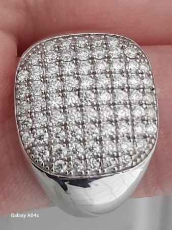 Was ist der Unterschied zwischen einem gegossenem Schmuckstück und aus Blechen, Drähten usw. gefertigtem Schmuck mit der Hand?