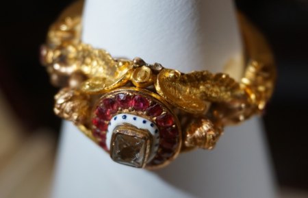 Frage zu antikem Ring mit seitlichen Engeln