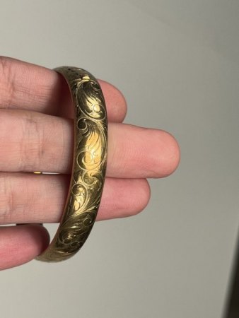 Wertschätzung goldener Armreif mit Muster