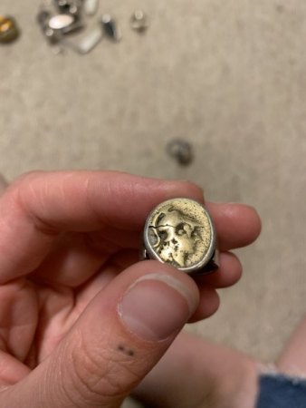 Was ist der Ring mit Halbmond und der Krone wert?