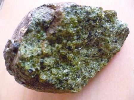 Olivinbombe mit Peridotkristallen2.JPG