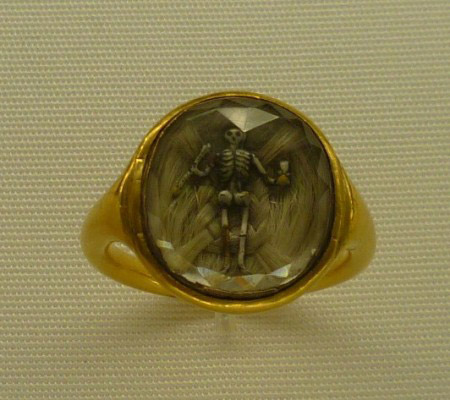 memento mori-Ring, englisch, 17. Jhd., Gold, Email, Bergkristall, Haar, Skelett,; Schmuckmuseum Pforzheim im Reuchlinhaus.JPG