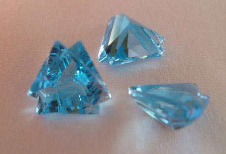 Blautopas beh. Swiss Blue Dreieck in Dreieck ca.  9,5mm.JPG