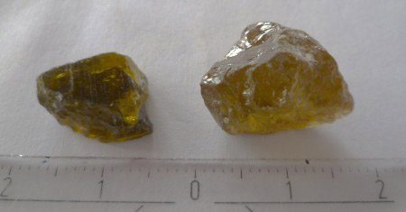 Titanitkristalle grünlich-oliv  Sphen Afghanistan 1.JPG