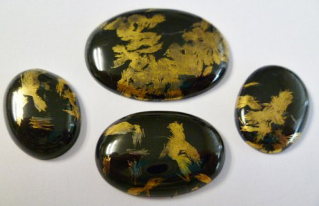 Magnetit-Jade, schwarzer Nephrit mit galvanisch vergoldeteten Einschlüssen.JPG
