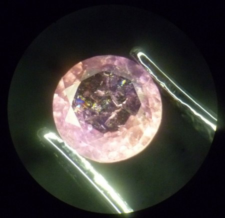 roter Beryll unter dem Mikroskop.JPG