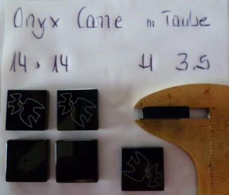 Onyx beh. (Achat schwarz gefärbt) Carre 14x14mm Höhe 3,5mm Manschettenknopfmotiv Taube Friede.JPG