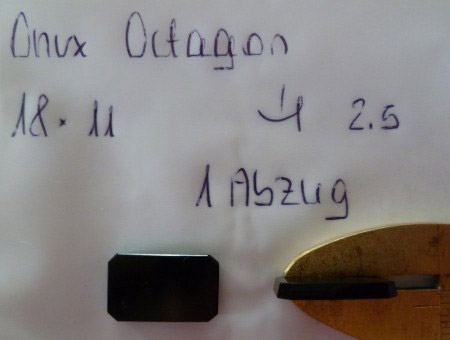 Onyx beh. (Achat schwarz gefärbt) Ringplatte Octagon 18x11mm Höhe 2,5mm mit 1 Abzug.JPG