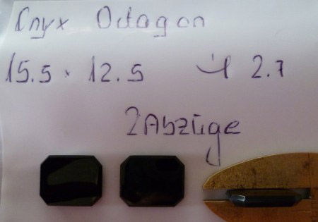 Onyx beh. (Achat schwarz gefärbt) Ringplatte Octagon 15,5x12,5mm Höhe 2,7mm mit 2 Abzügen .JPG