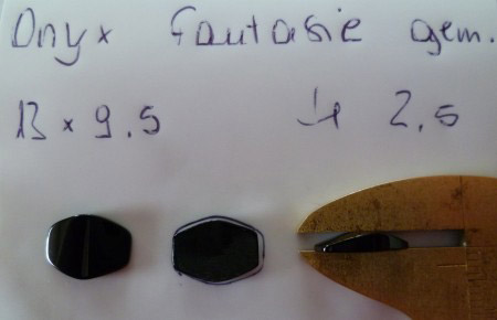 Onyx beh. (Achat schwarz gefärbt) Ringstein Fantasie gemugelt 13x9,5mm Höhe 2,5mm.JPG