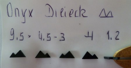 Onyx beh. (Achat behandelt, schwarz gefärbt) Doppeldreieck 9,5x4,5-3mm Höhe 1,2mm.JPG