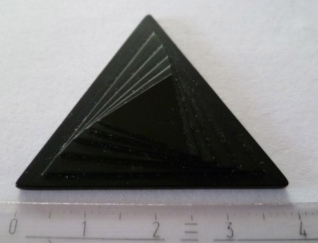 Onyx beh. (Achat behandelt, schwarz gefärbt) Unikat Dreieck 40x40x40mm Höhe 4,0mm entspricht Spitze Basis 35mm.JPG