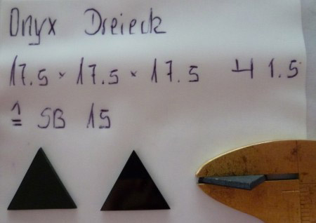 Onyx beh. (Achat behandelt, schwarz gefärbt) Dreieck 17,5x17,5x17,5mm Höhe 1,5mm entspricht Spitze Basis 15mm.JPG
