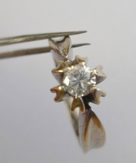 Ring 585 total Gew. 15,826ct Diamant Brillantschliff Solitär 0,25ct TWVSi Front.JPG