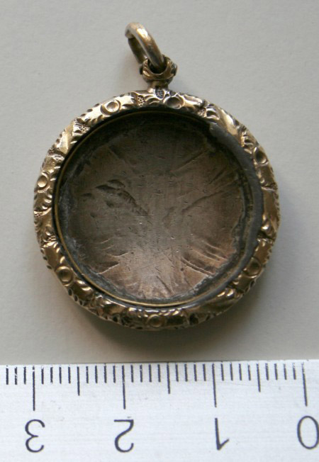 Medaillon Porzellan antik (1).JPG