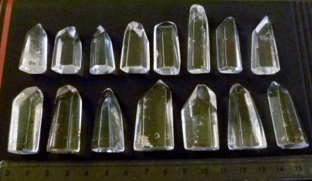 Bergkristallspitzen aus der Schweiz,  Rohware zum Schleifen und Facettieren 45-90ct je nach Größe Durchmesser 10-15mm Länge 28-40mm.JPG