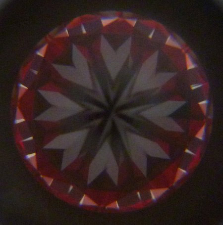 Cubic Zirconia Star Cut Hearts & Arrows bei Rückansicht erkennbare Herzen .JPG