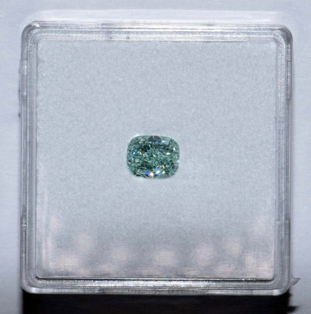 Diamant Fancy Intense Bluish Green VS2 GIA in Dose.jpg