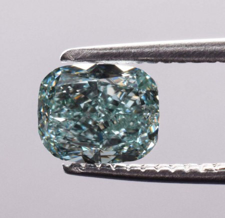 Diamant Fancy Intense Bluish Green VS2 GIA in Pinzette.jpg