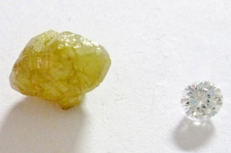 Diamantrohkristall und in geschliffener Form ein Diamant im Brillantschliff.JPG