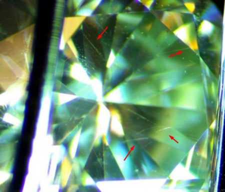Diamant Agentur - Nadelförmige Einschlüsse beim Moissanit.jpg