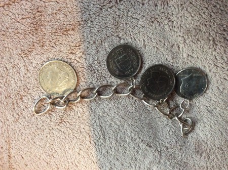 Hallo ist hier jemand der sich mit Münz Bettelarmbändern auskennt?Silber mit Sondermünzen,Schätzwert?(300€?)