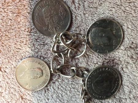 Hallo ist hier jemand der sich mit Münz Bettelarmbändern auskennt?Silber mit Sondermünzen,Schätzwert?(300€?)