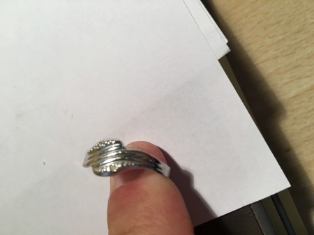 Silberner Ring mit Stempel 375 und der Zahl 74