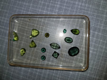 Viele Steine und Perlen