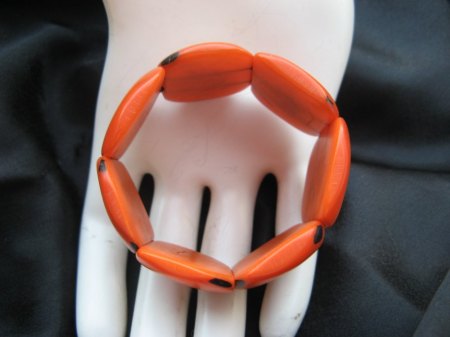 altes Armband Materialbestimmung lachsrot tomatenrot korallenrot mit schwarz