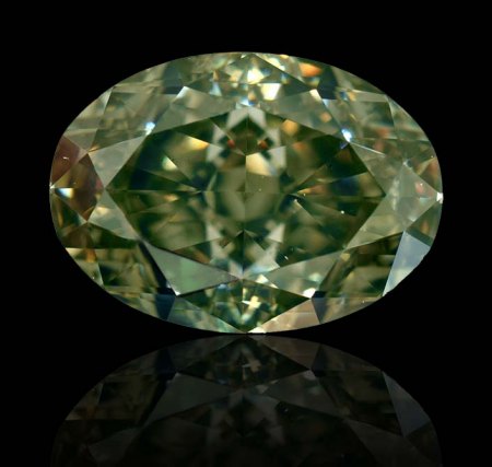 Großer grüner Fancy-Diamant. Welches Foto?