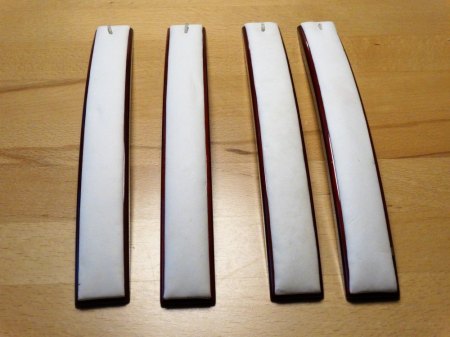 BIETE: Schaufenster-Deko weißes Kunstleder/rotes Holz Büsten, Ringständer, Ohrringhalter, Podeste usw. ca. 100 Teile