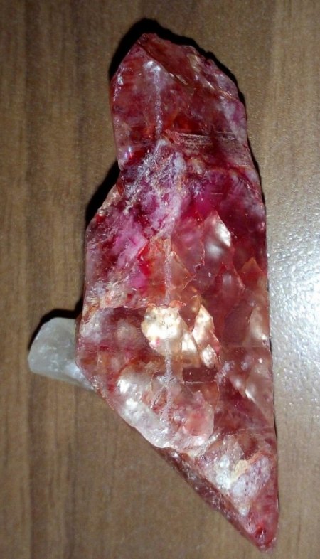 Roter Stein in Kristallform aus Myanmar/Thailand