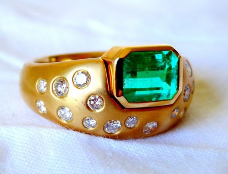 Goldener Smaragd-Brillant-Ring zu verkaufen