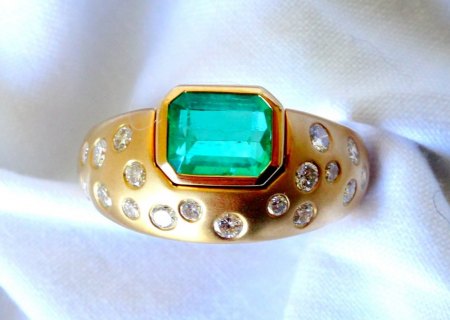 Goldener Smaragd-Brillant-Ring zu verkaufen