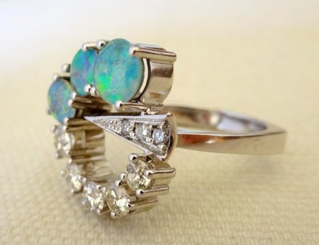 Ungewöhnlicher Opal-Brillant-Weißgold-Ring zu verkaufen