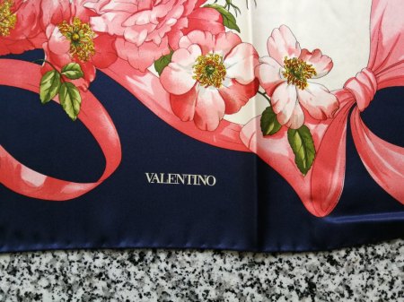 Jemand Interesse an Seidentuch von Valentino?