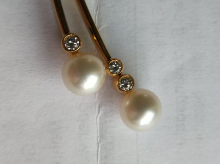 Goldene Brosche mit Perlen und Brillianten