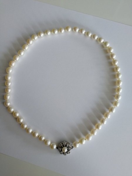 [Biete] echte Perlenkette mit uniformen 8mm Perlen und aufwändiger Schließe (750er Legierung, Punze)
