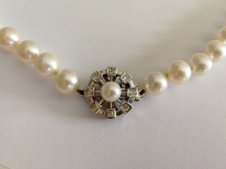 [Biete] echte Perlenkette mit uniformen 8mm Perlen und aufwändiger Schließe (750er Legierung, Punze)