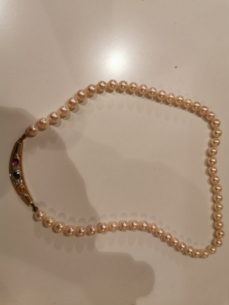 Perlenkette mit Goldelement und Edelsteinen