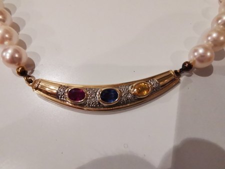 Perlenkette mit Goldelement und Edelsteinen