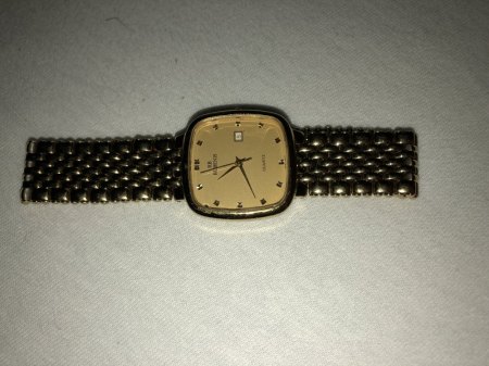 Könnt ihr mir weiter helfen wie teuer diese Uhr wäre ?