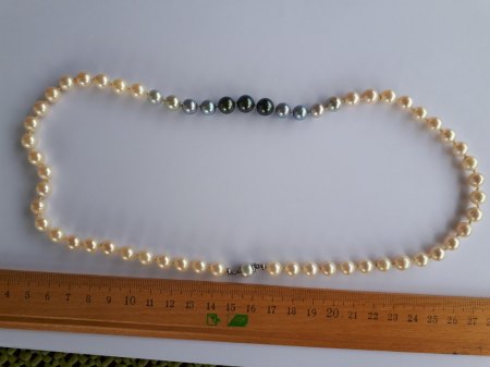 Bitte um Wertschätzung einer Perlenkette mit unterschiedl. Perlenfarben