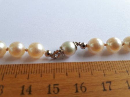 Bitte um Wertschätzung einer Perlenkette mit unterschiedl. Perlenfarben