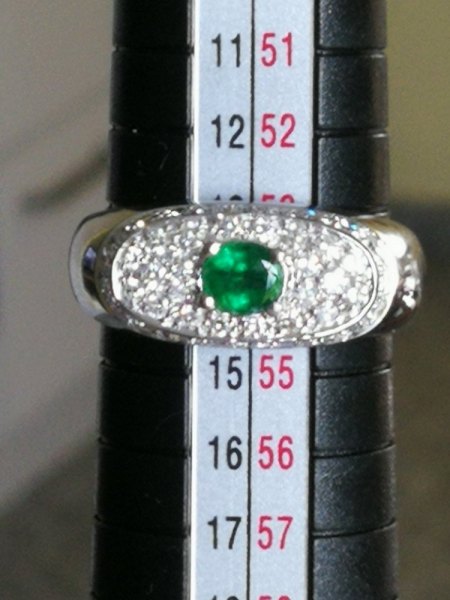 Ich biete einen Smaragd-Ring in 750er Weißgold mit Diamanten