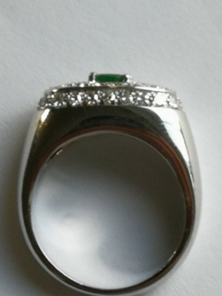 Ich biete einen Smaragd-Ring in 750er Weißgold mit Diamanten